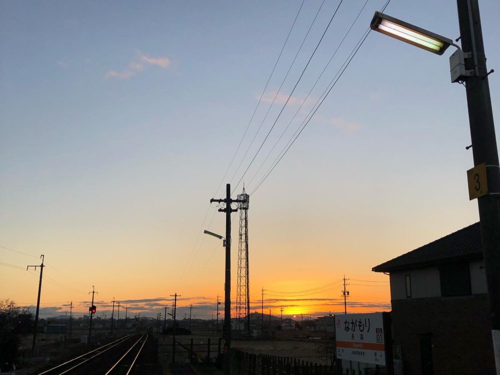 この季節ならではの綺麗な朝焼け、気持ちも引き締まります