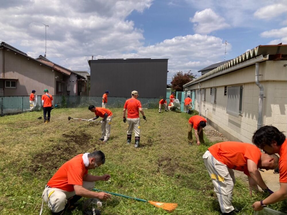 小学校芋畑の草刈り